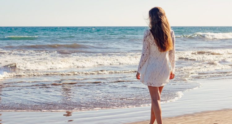 Comment choisir la robe de plage adaptée à votre silhouette ?