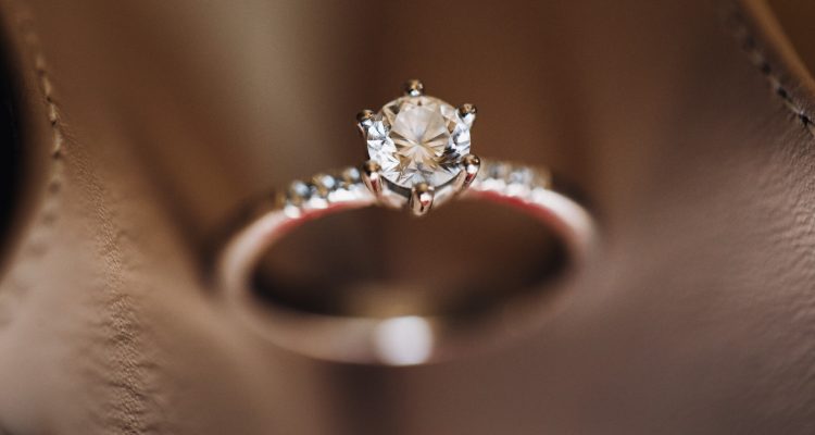 Comment sublimer une bague précieuse pour un look élégant ?