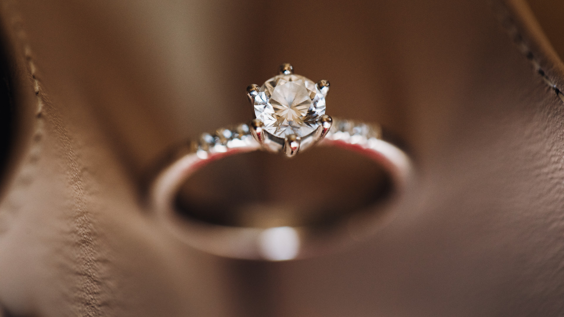 Comment sublimer une bague précieuse pour un look élégant ?