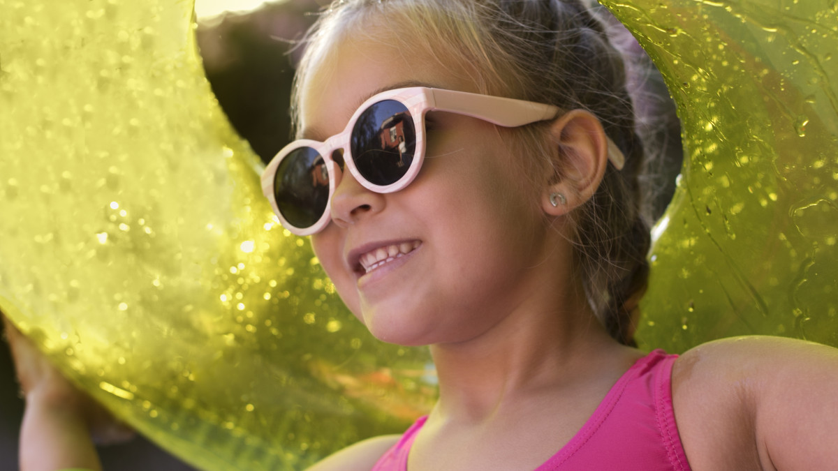 jolie petite fille avec des lunettes de soleil